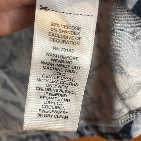 •CUPIO•BLUE FLORAL PEPLUM V-NECK LONG SLLEVE VISCOSE/SPANDEX BLOUSE. SIZE LARGE - Picture 6 of 9